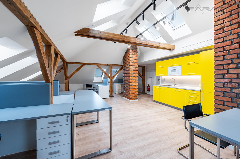 Pronájem komerčního objektu 450 m2, 11 parkovacích míst, kanceláře, sklad - Mladá Boleslav