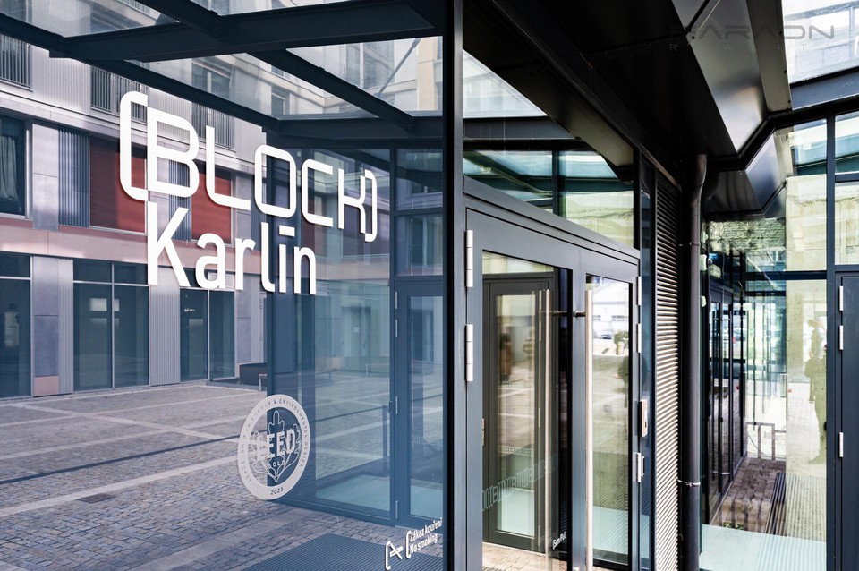 Designové kanceláře k pronájmu ( 706 m² ) v budově BLOCK – Praha 8 - Karlín, plně vybavené nábytkem 