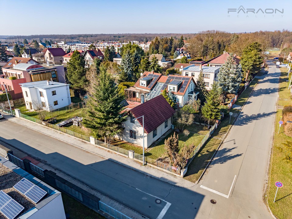 Rodinný dům 3+1 k rekonstrukci s pozemkem 670m2, Praha - Újezd nad Lesy