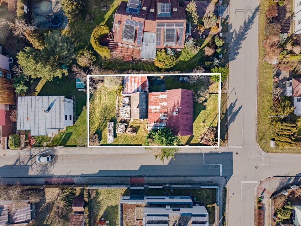 Rodinný dům 3+1 k rekonstrukci s pozemkem 670m2, Praha - Újezd nad Lesy