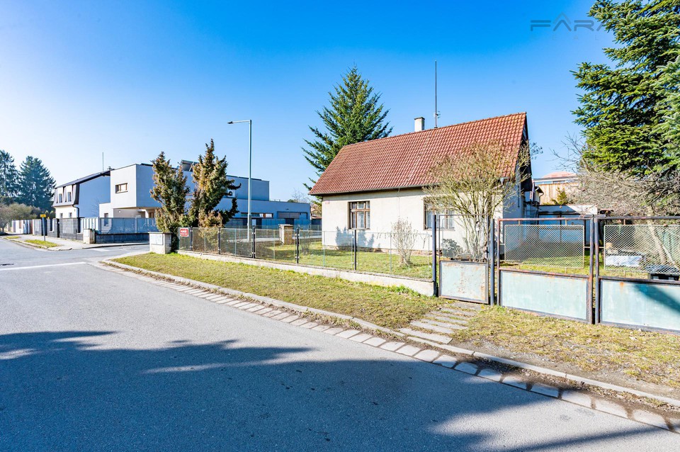 Rodinný dům 3+1 k rekonstrukci s pozemkem 670m2, Praha - Újezd nad Lesy