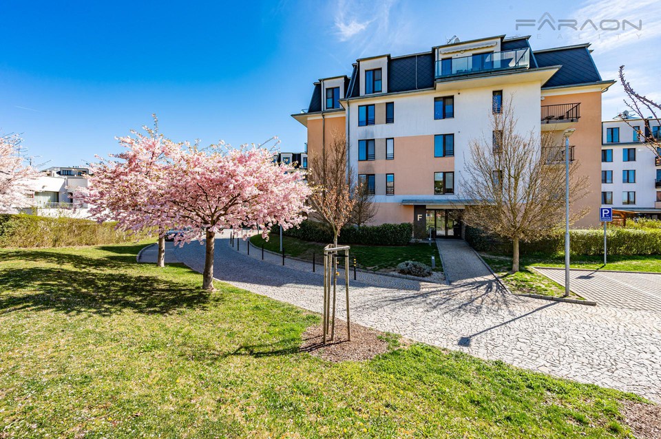 Prodej bytu 3+kk (79 m2) s balkonem (7 m2), sklepem a parkovacím stáním, Praha 9 - Hloubětín