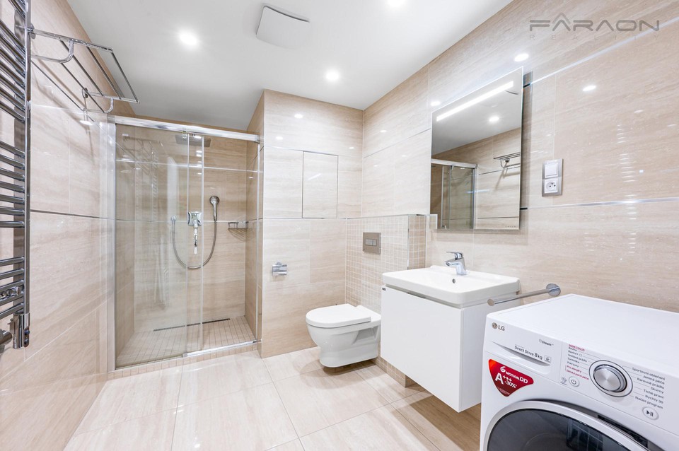 Prodej bytu 1+kk, klimatizace, parkovací místo, sklep, Garden Tower, Olšanská, Praha 3 - Žižkov