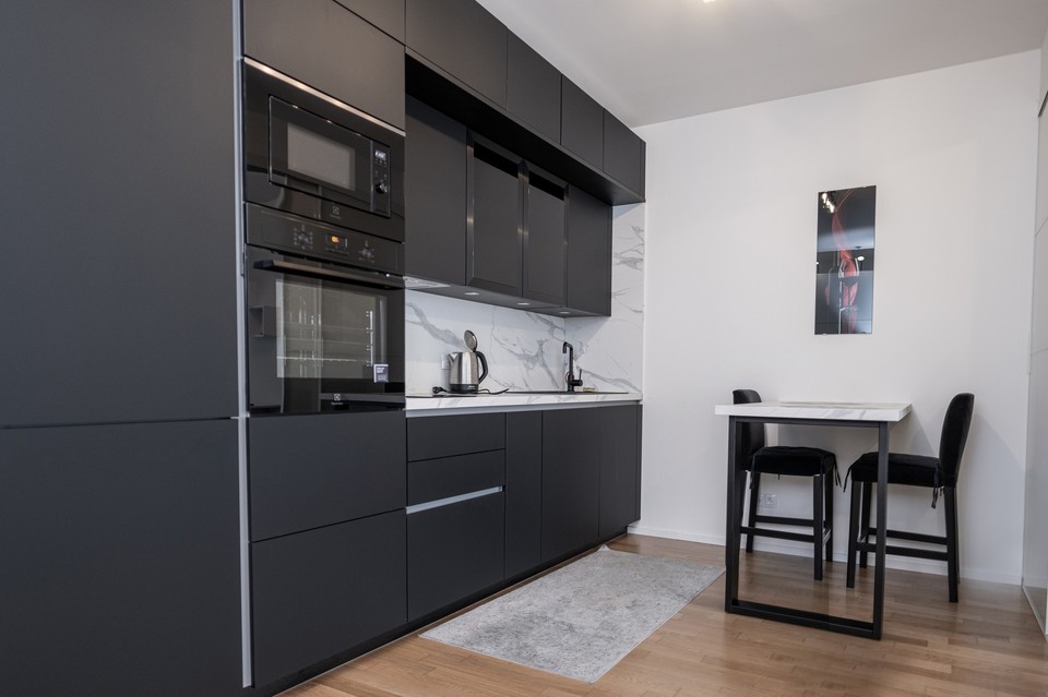 Krásný klidný byt 1+kk na prodej ( 37 m2 ), balkon, sklep, možnost garáže, Viktoria Center, Krásova,