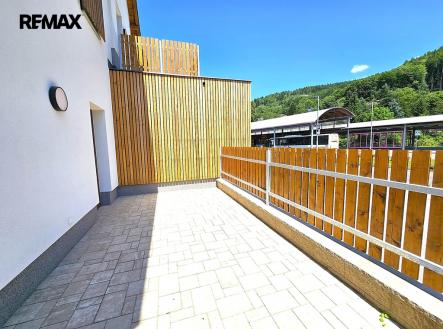 detail-terasy-apartman-b4.jpg | Prodej bytu, 2+kk, 75 m²
