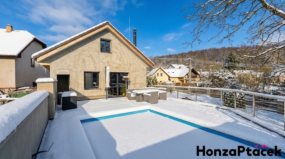 Prodej domu, Černé Voděrady, Honza Ptáček realitní makléř v Praze zima3