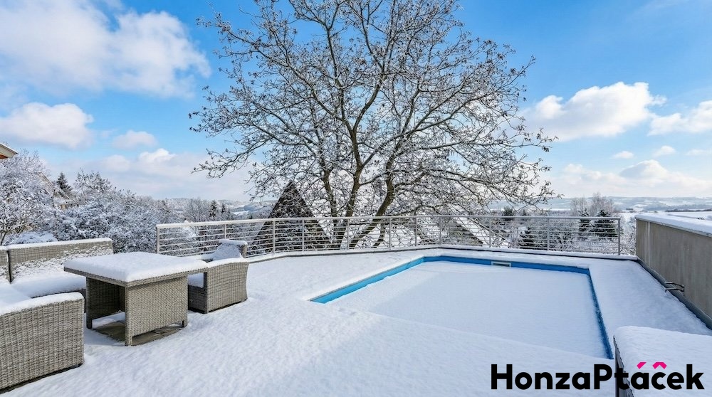 Prodej domu, Černé Voděrady, Honza Ptáček realitní makléř v Praze zima4