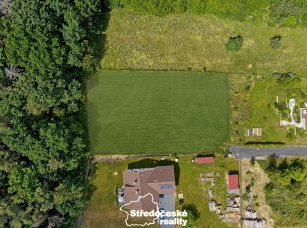 pohled na pozemek  a okolí z dronu | Prodej - pozemek pro bydlení, 2 000 m²
