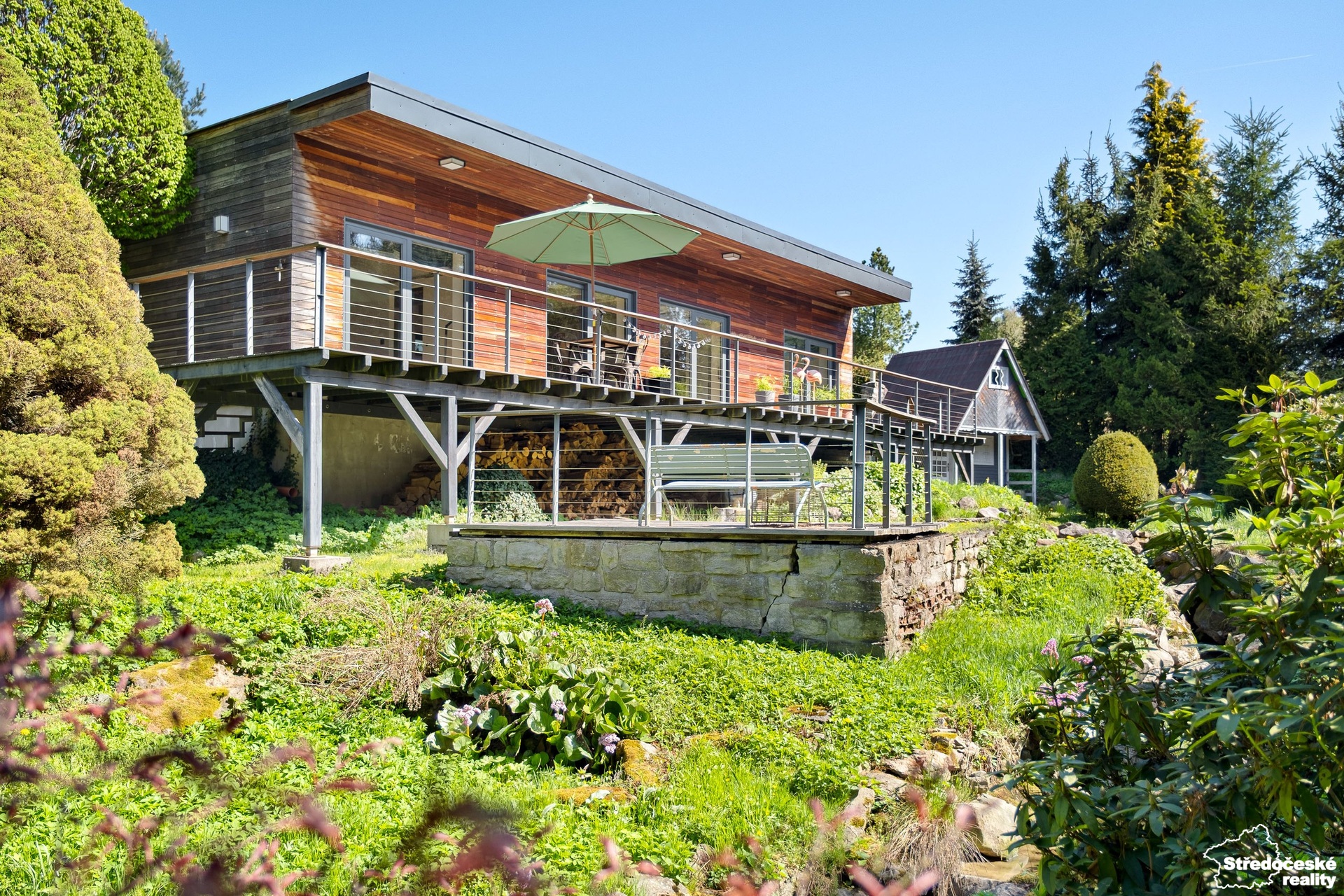 Pohled na dům a zahradu