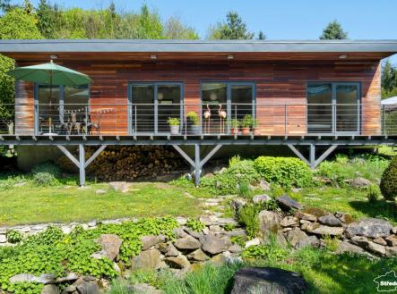 Pohled na dům a zahradu | Prodej - dům/vila, 87 m²