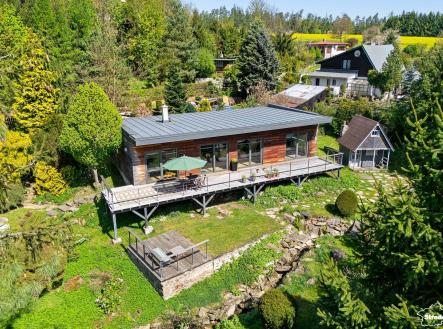 Pohled na dům a okolí | Prodej - dům/vila, 87 m²