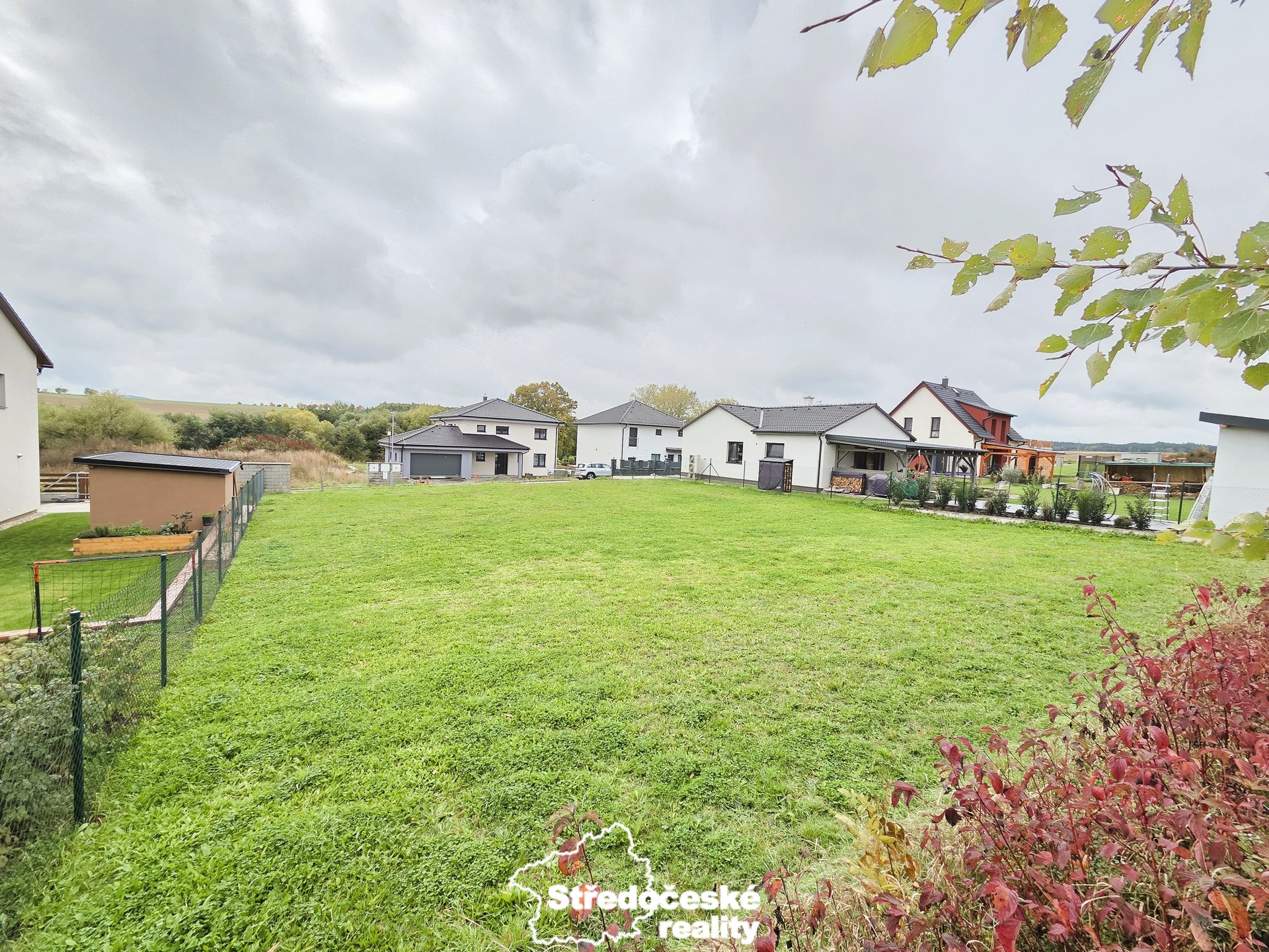 Pohled od zadního protihlukového valu