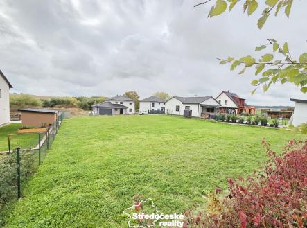 Pohled od zadního protihlukového valu | Prodej - pozemek pro bydlení, 849 m²