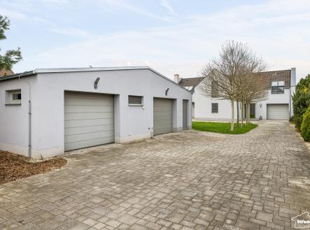 Vjezd s dvougaráží | Prodej - dům/vila, 230 m²