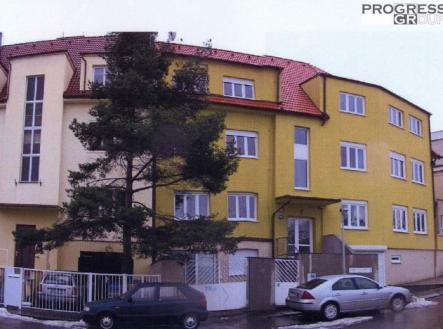 Prodej - nájemní dům, 975 m²