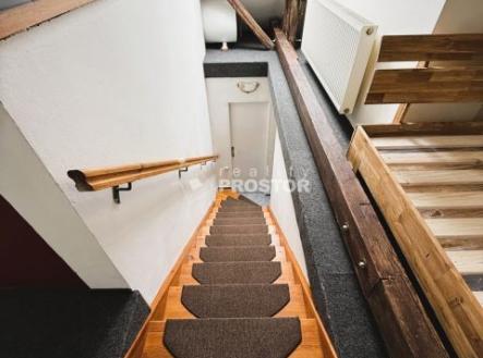 pohled schody | Pronájem bytu, 1+kk, 33 m²