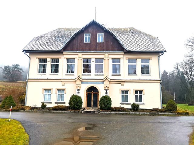 pohled na dům z ulice