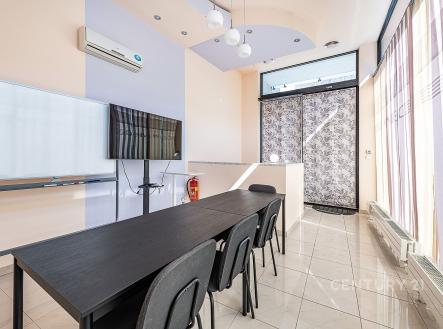 . | Prodej - obchodní prostor, 86 m²