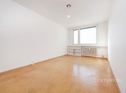 Prázdná ložnice s bílými stěnami, světlé lino, velká okna, topení u okna, dostatek přirozeného světla, moderní vzhled, čistý prostor | Prodej bytu, 2+kk, 41 m²