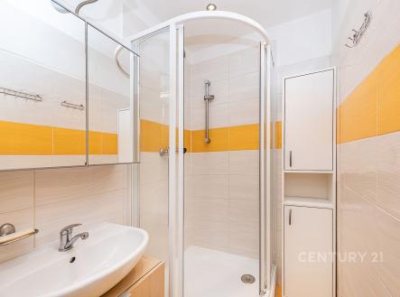 Zděná koupelna se sprchovým koutem – čistý design bez nutnosti dalších investic, prodej 2kk, Stříbrského, Praha - Háje | Prodej bytu, 2+kk, 42 m²