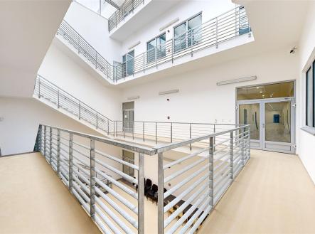 . | Pronájem - kanceláře, 1 700 m²