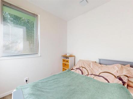 Světlá ložnice s vinylovouovou poe komfort a klid v nově zrekonstruovaném interiéru. | Prodej bytu, 1+1, 36 m²
