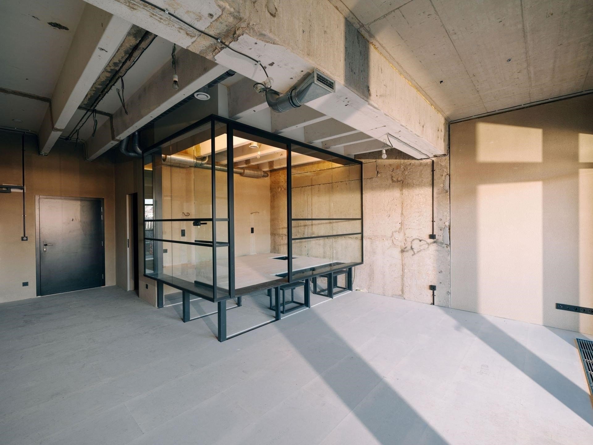 Komerční prostory s terasou o celkové ploše 95,8 m² ve 3