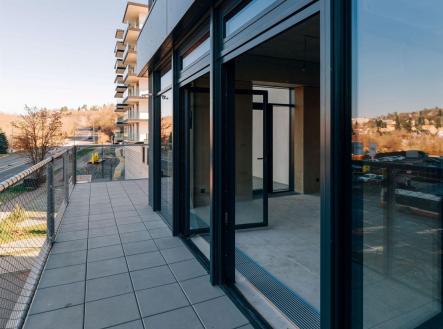 Komerční prostory s terasou o celkové ploše 95,8 m² ve 3 | Prodej - kanceláře, 96 m²