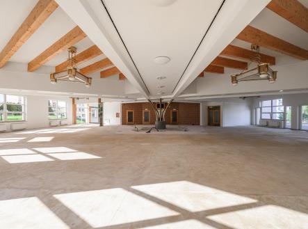 Rozsáhlý nebytový prostor se zázemím, zahradou a terasou v klidné části Chodova | Prodej - obchodní prostor, 904 m²