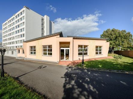 Rozsáhlý nebytový prostor se zázemím, zahradou a terasou v klidné části Chodova | Prodej - obchodní prostor, 904 m²