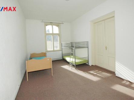 4-pokoj-maly-1-1.jpg | Prodej - obchodní prostor, 499 m²