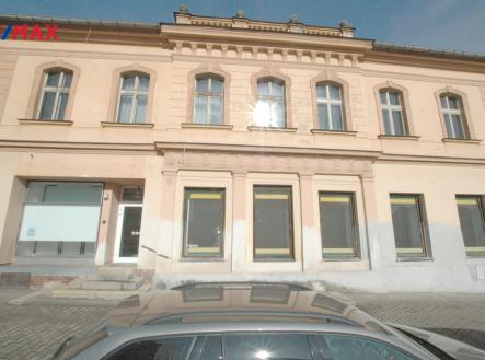 1-pohled-na-dum-1.jpg | Prodej - obchodní prostor, 499 m²