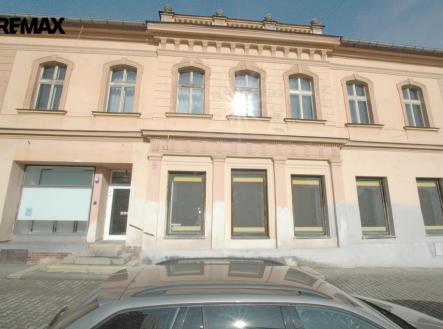 1-pohled-na-dum-1.jpg | Prodej - obchodní prostor, 499 m²