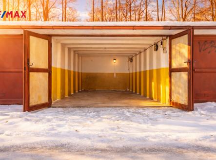 otevrena-garaz-na-slunecnim-zimnim-odpoledni.png | Prodej - malý objekt/garáž