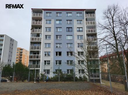 Zadní pohled s hřištěm | Pronájem bytu, 3+1, 73 m²