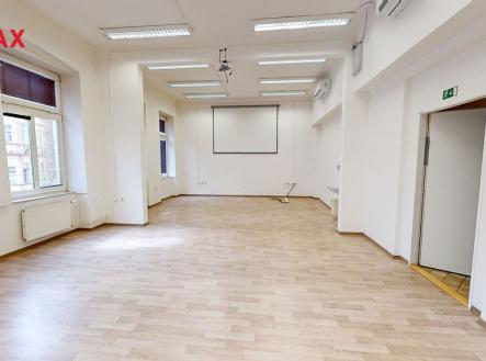 Pronájem - kanceláře, 649 m²