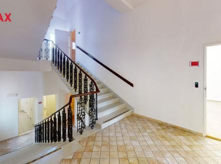 komercni-budova-ul-velka-hradebni-usti-nad-labem-staircase.jpg | Pronájem - kanceláře, 649 m²