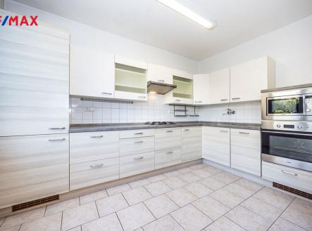 Kuchyně s výhledem do zahrady | Prodej - dům/vila, 151 m²