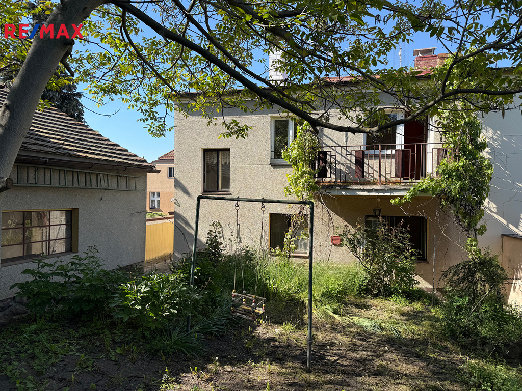 Pohled na zadní část domu s balkonem
