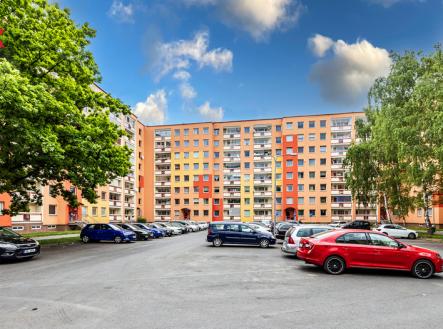 Pohled na dům a parkoviště před ním | Prodej bytu, 2+kk, 49 m²