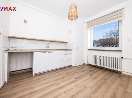 Kuchyně s výhledem do dvora | Prodej bytu, 1+1, 37 m²