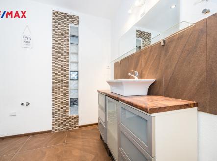 Prostorná koupelna | Pronájem bytu, 2+1, 63 m²