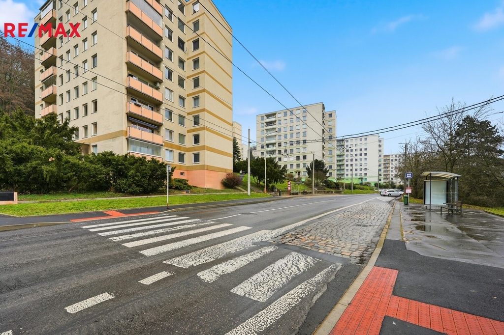 pohled na dům se zastávkou