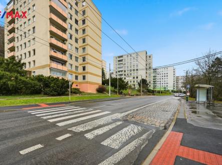 pohled na dům se zastávkou | Prodej bytu, 3+1, 69 m²