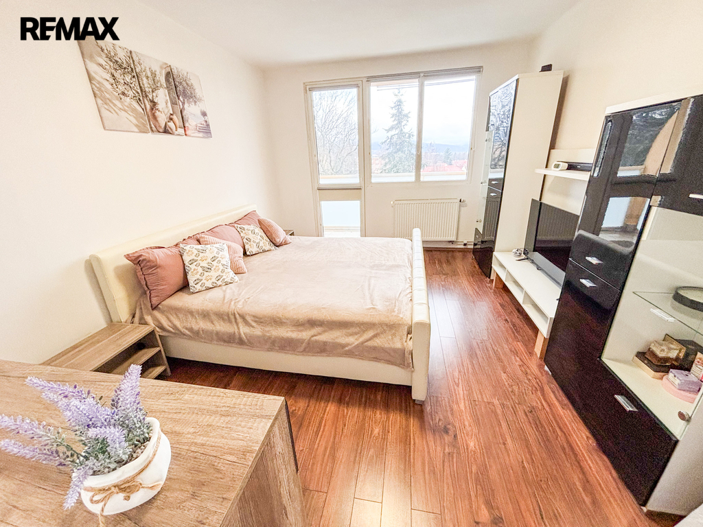 ložnice s balkónem