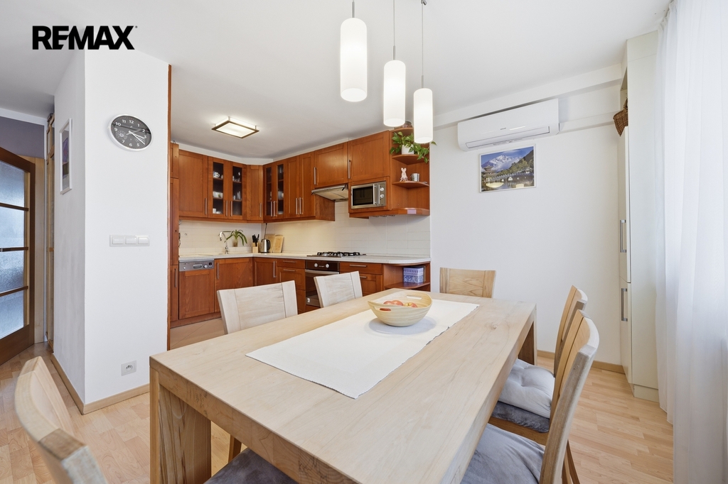 kuchyň s jídelním koutem