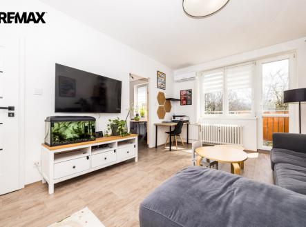 Obývací pokoj se vstupem na balkon a do kuchyně | Prodej bytu, 2+1, 54 m²
