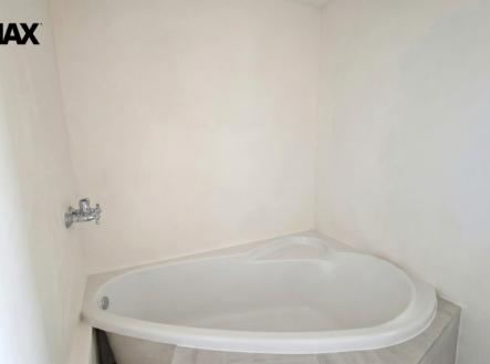 firefly-gemini-flash-odstranit-dvere-a-veci-ze-zeme-51456.png | Prodej bytu, 3+kk, 63 m²