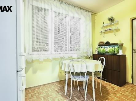 firefly-odstranit-polici-s-vecmi-po-leve-strane-vedle-lednice-456051.png | Prodej bytu, 3+1, 67 m²