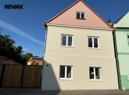 Představa nové fasády (tvořeno pomocí AI) | Prodej - dům/vila, 70 m²